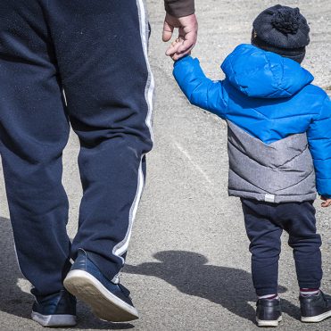 Festa dei nonni. nonni si prendono cura dei nipoti.