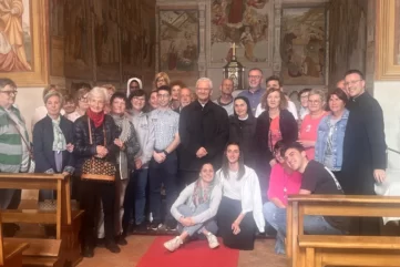 Foto di gruppo con Vescovo Francesco a Grassobbio per il Pellegrinaggio Pastorale 2024