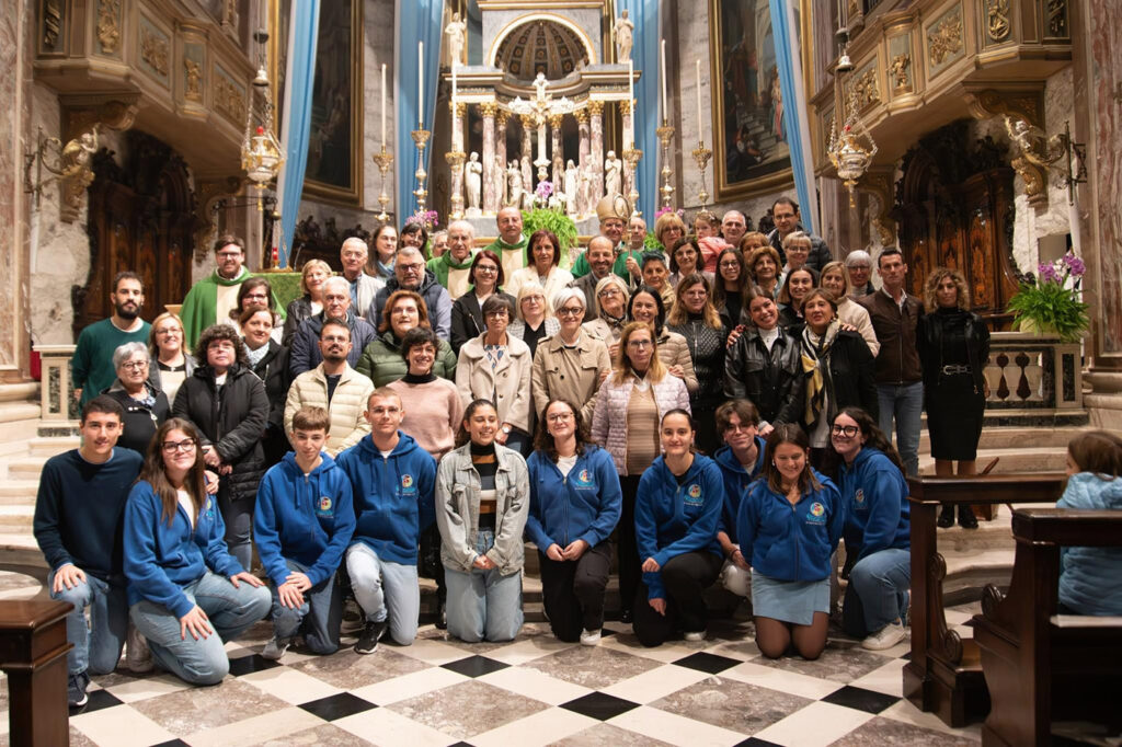 Pellegrinaggio Pastorale 2024 con il Vescovo Francesco a Cologno al Serio Foto in Chiesa